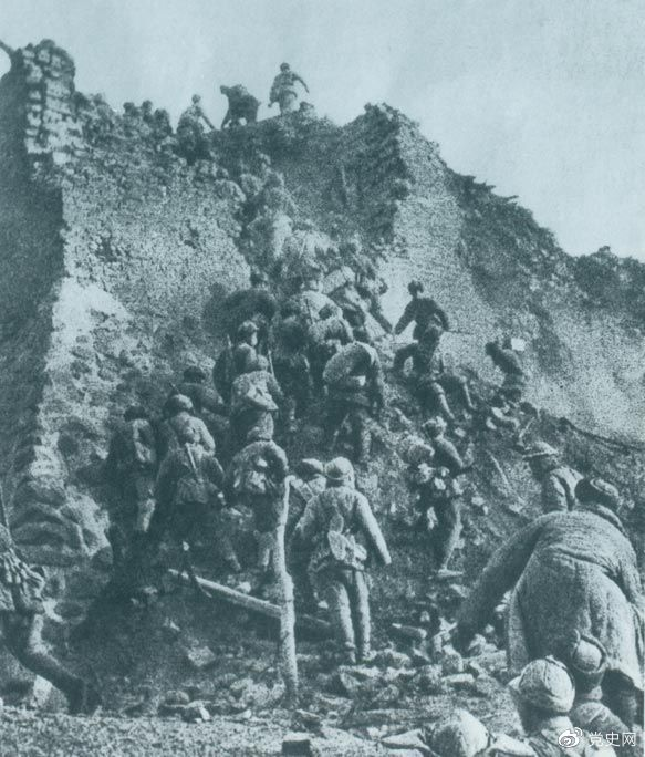 1948年12月，人民解放軍向新保安守敵發(fā)起攻擊。這是解放軍戰(zhàn)士登上新保安城頭。 